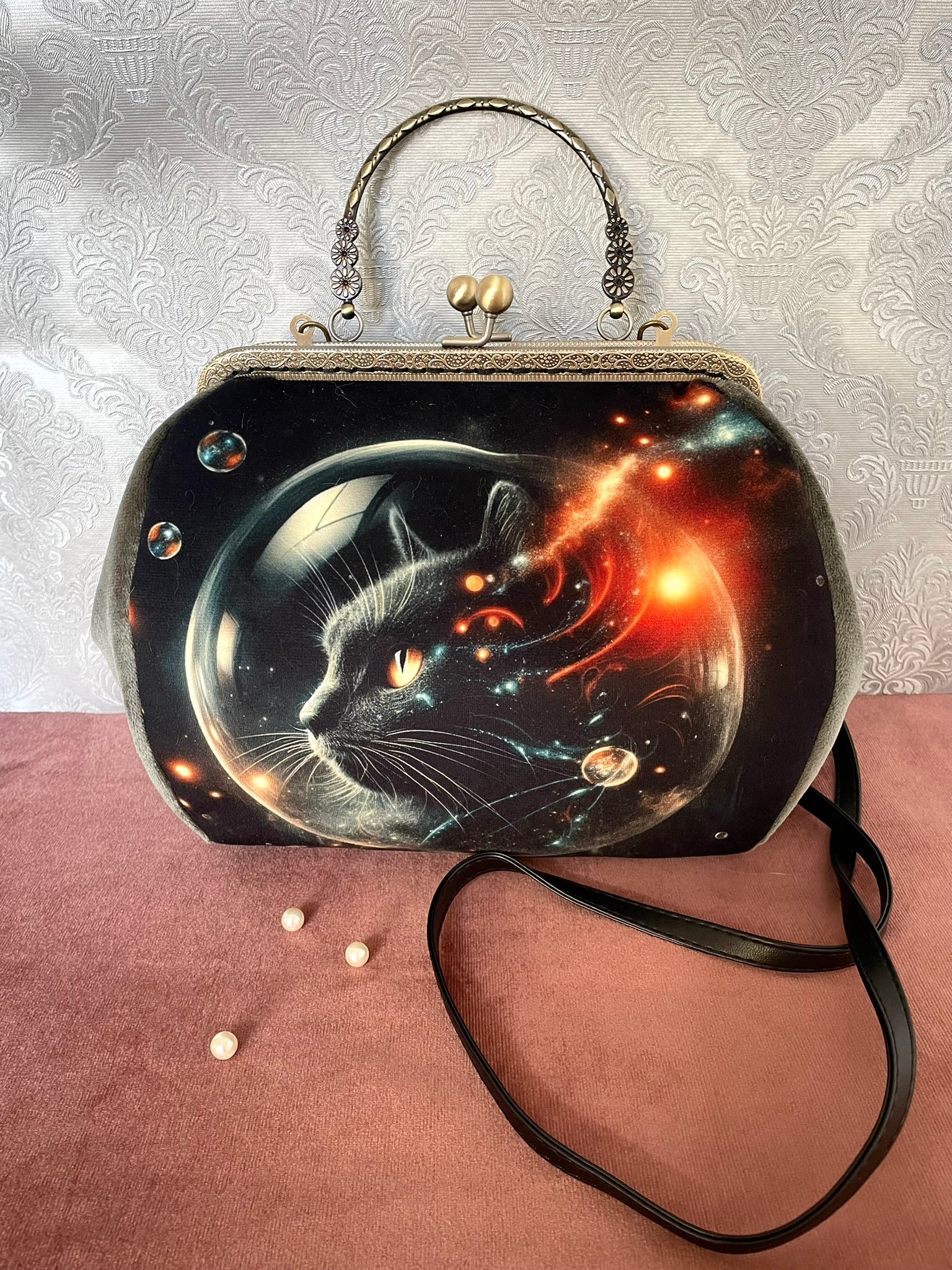 Sac à main rétro avec bandoulière illustrant un chat cosmonaute entouré de nébuleuses et de galaxies - Le Comptoir de Suzanne.