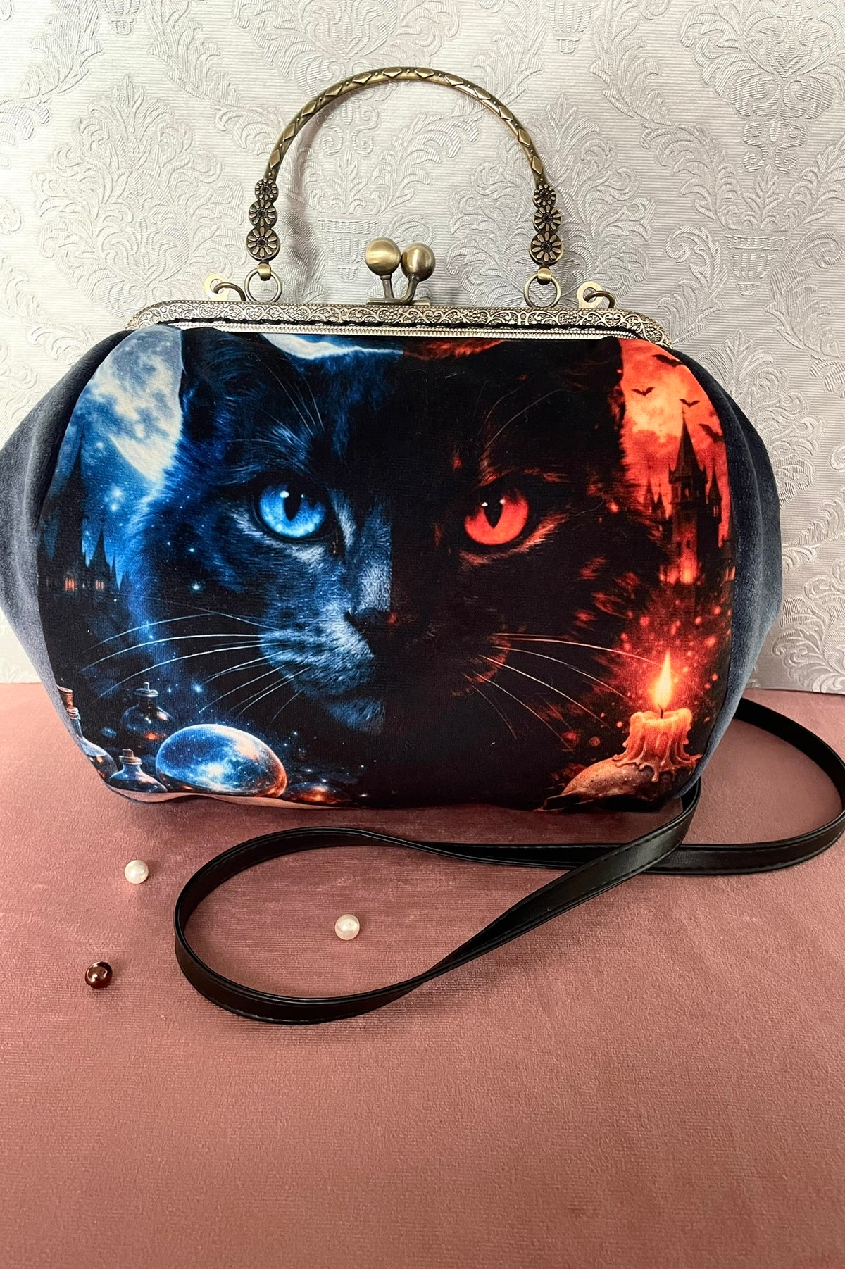 Vue de face sac rétro motif chat bicolore nuit et feu et bandoulière Le Comptoir de Suzanne