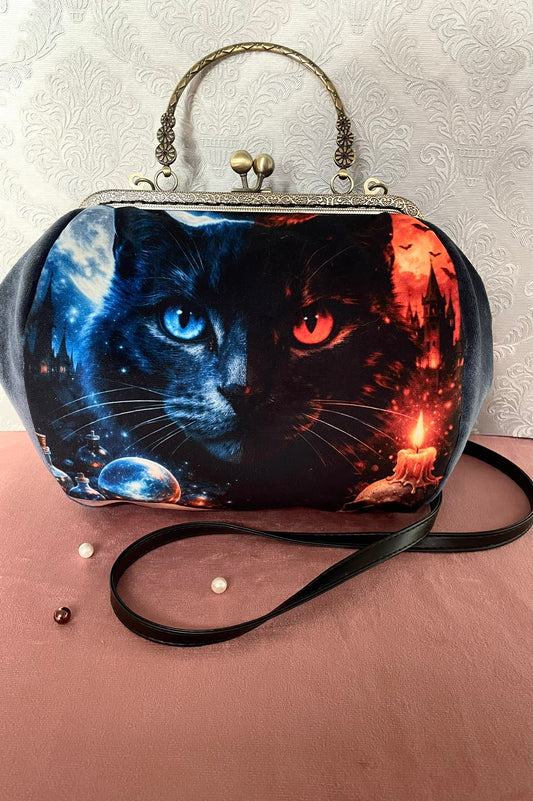 Vue de face sac rétro motif chat bicolore nuit et feu et bandoulière Le Comptoir de Suzanne