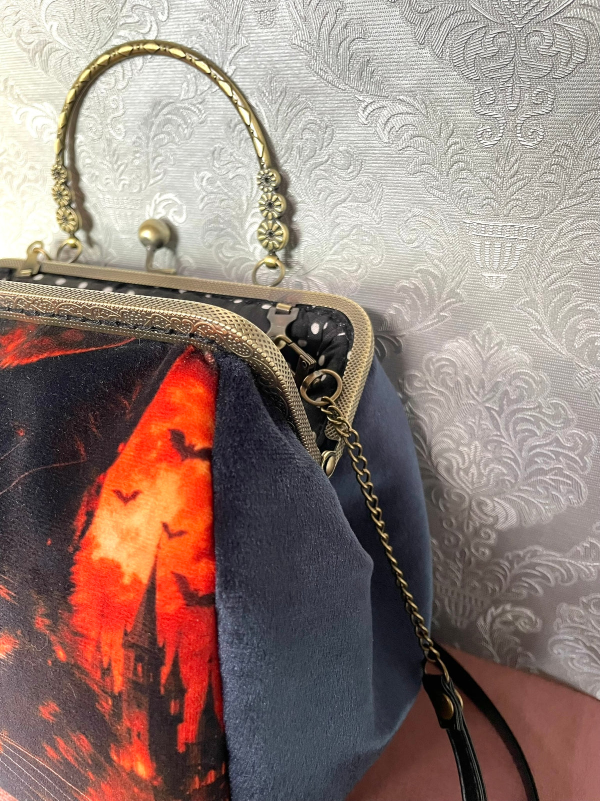 Vue de profil sac rétro chat des deux mondes et poignée couleur bronze Le Comptoir de Suzanne