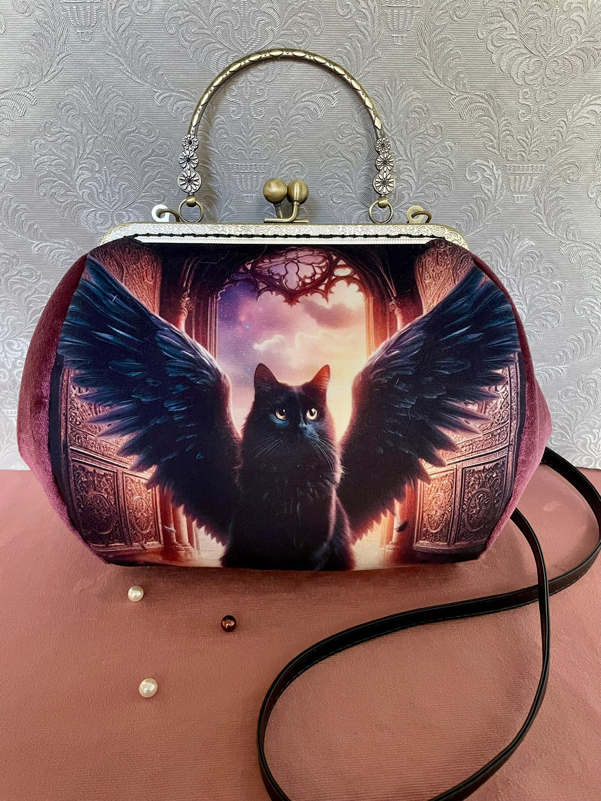 Sac rétro en velours lie de vin motif chat noir ailé et vitrail gothique avec poignée et lanière noire Le Comptoir de Suzanne