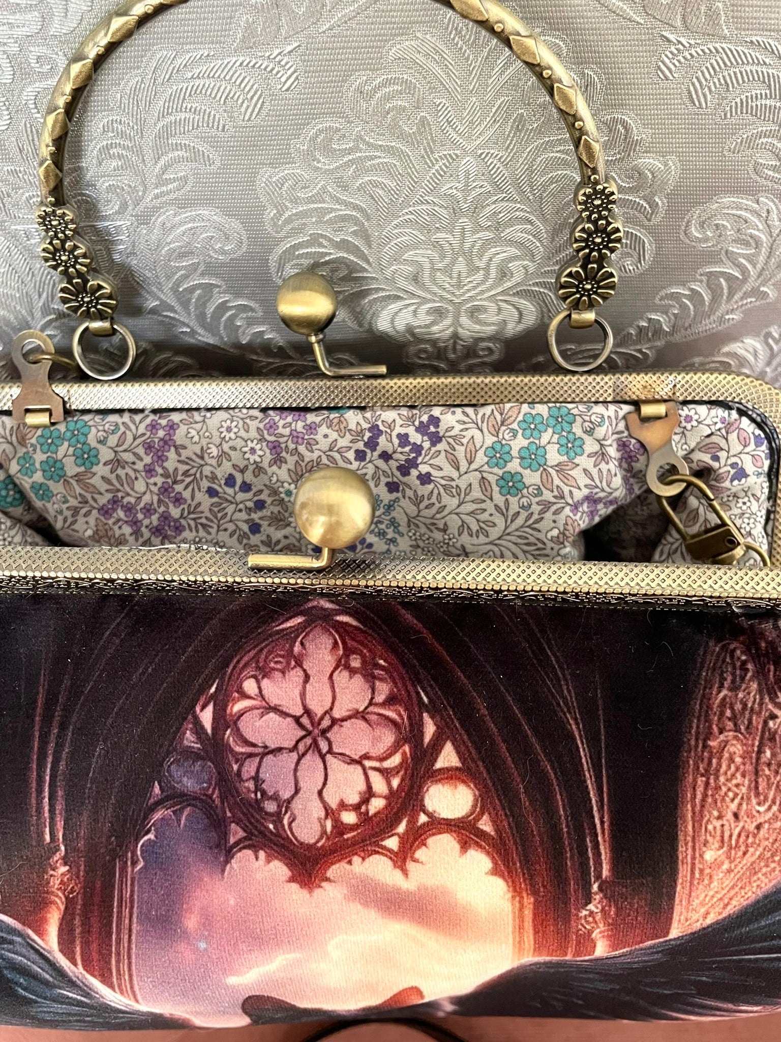 Intérieur ouvert du sac avec doublure en coton à petites fleurs style Liberty mauves et turquoise.