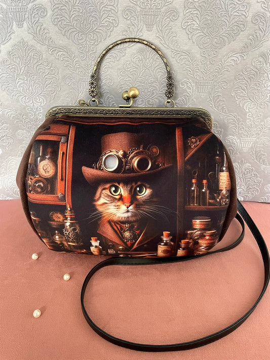 sac à main rétro fait main avec illustration de chat coiffé d'un haut-de-forme steampunk dans un laboratoire d'alchimie.