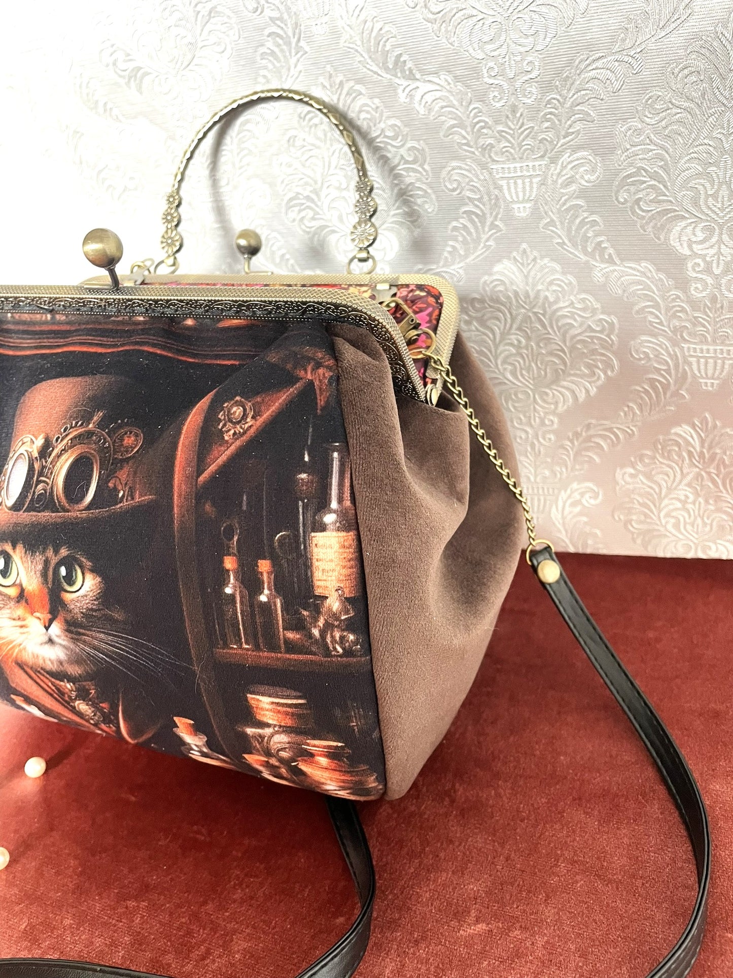 Vue de face sac à main vintage chat inventeur steampunk avec poignée ciselée.