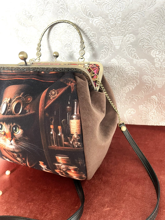 Vue de face sac à main vintage chat inventeur steampunk avec poignée ciselée.