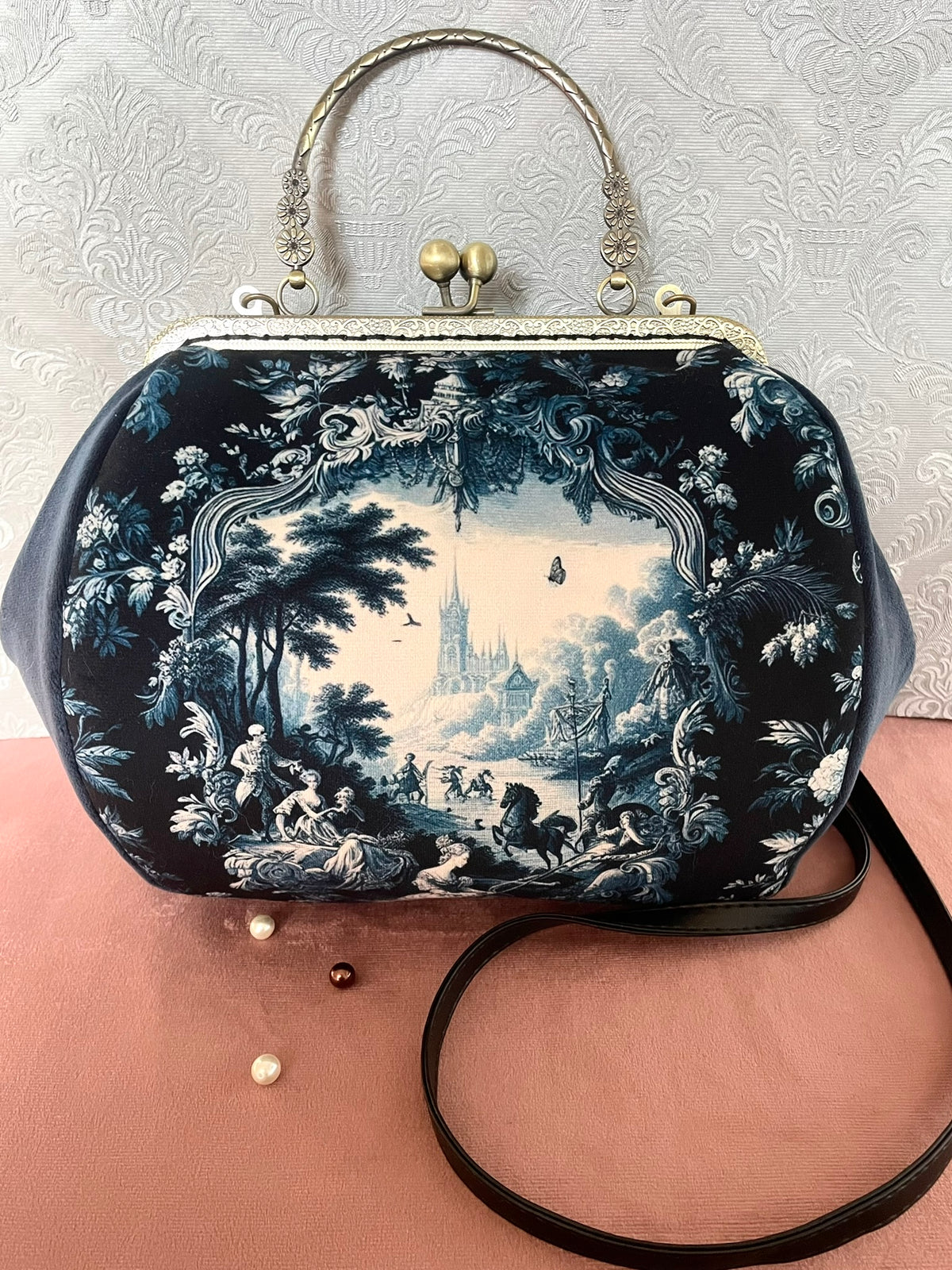 Vue de face sac rétro motif château toile de jouy et bandoulière Le Comptoir de Suzanne