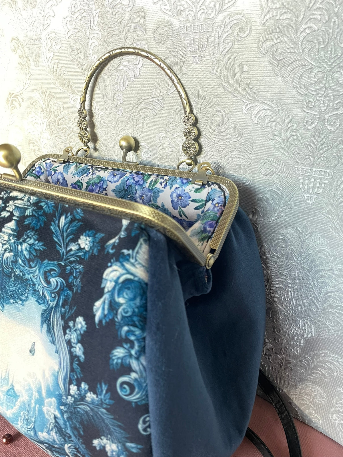 Vue de trois-quarts sac rétro toile de jouy et poignée couleur bronze Le Comptoir de Suzanne