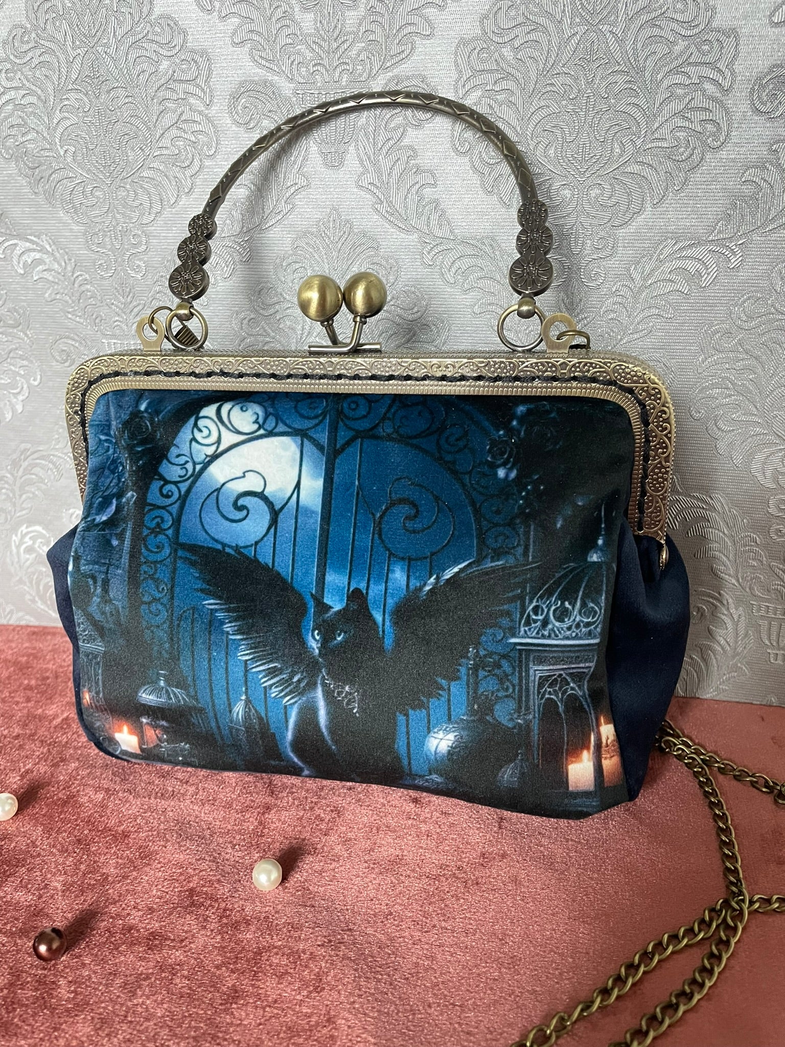 Gros plan sur le fermoir baiser et la poignée rigide en bronze antique finement gravés