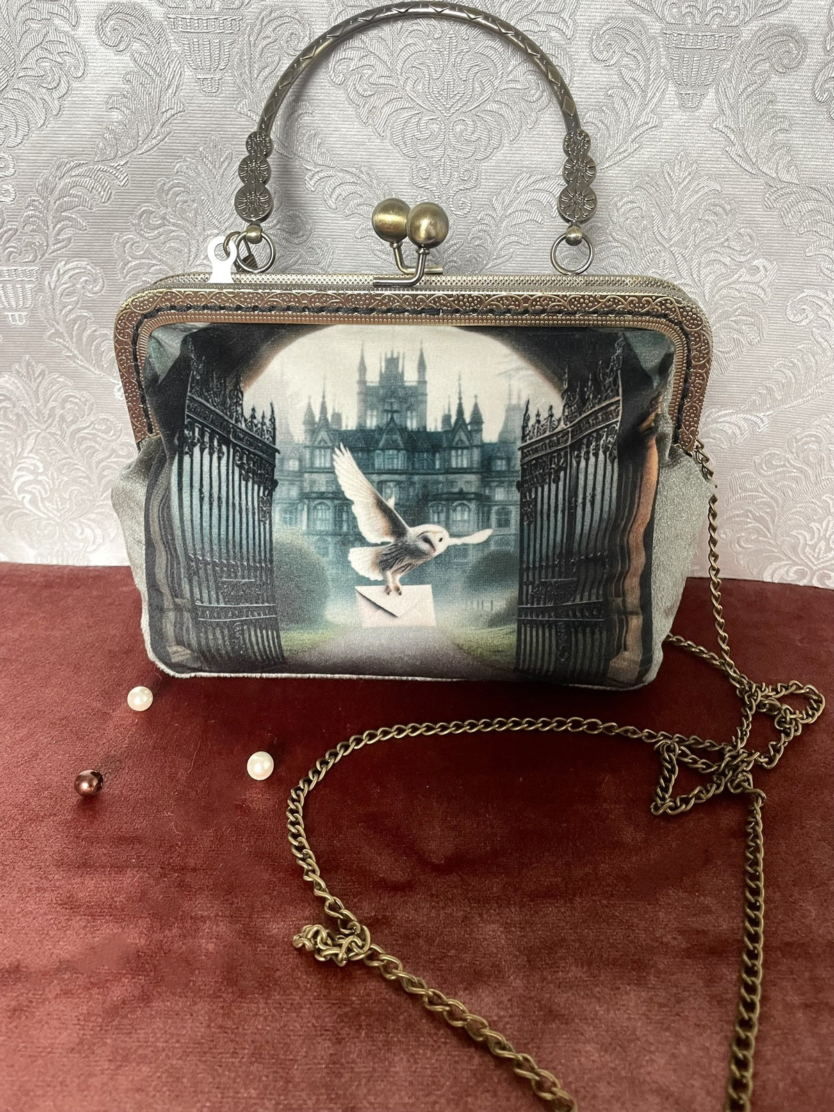 Sac retro a fermoir effet bronze en velours vert de gris illustration chouette effraie et manoir gothique Le Comptoir de Suzanne