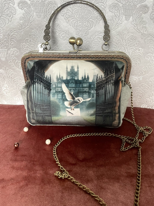 Sac retro a fermoir effet bronze en velours vert de gris illustration chouette effraie et manoir gothique Le Comptoir de Suzanne