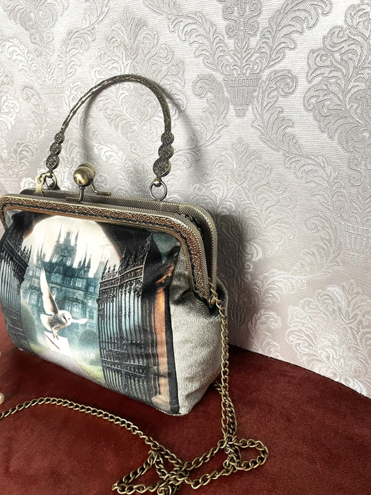Vue de trois-quarts sac retro velours vert de gris motif chouette magique et chateau avec chainette bronze Le Comptoir de Suzanne