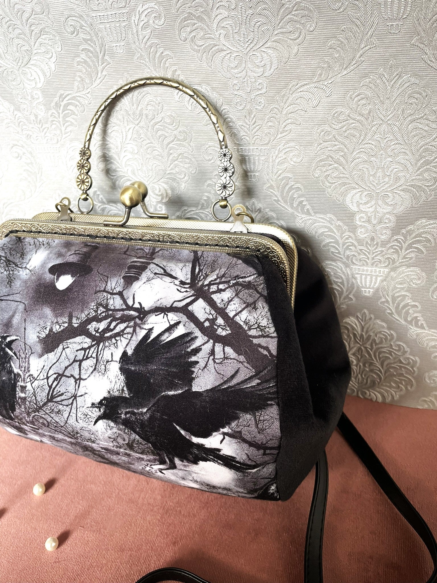Sac à main rétro gothique avec illustration de corbeaux sous la pleine lune et bandoulière noire - Le Comptoir de Suzanne