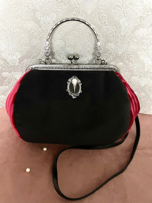 Vue de face du sac rétro victorien corbeau en velours noir et rouge avec poignée Le Comptoir de Suzanne