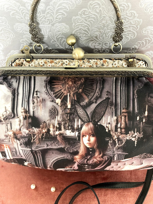 Détail de l'intérieur du sac avec doublure fleurie et armature métallique travaillée.