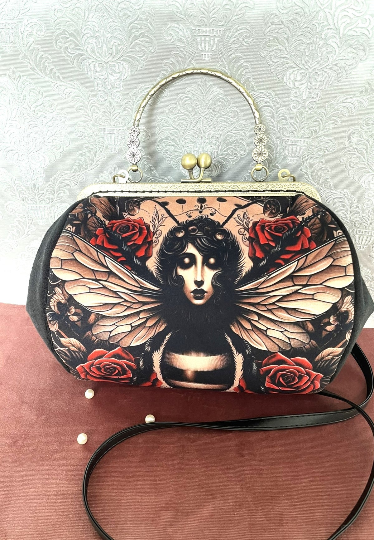 Sac rétro en velours noir motif femme abeille avec poignée et lanière bronze Le Comptoir de Suzanne