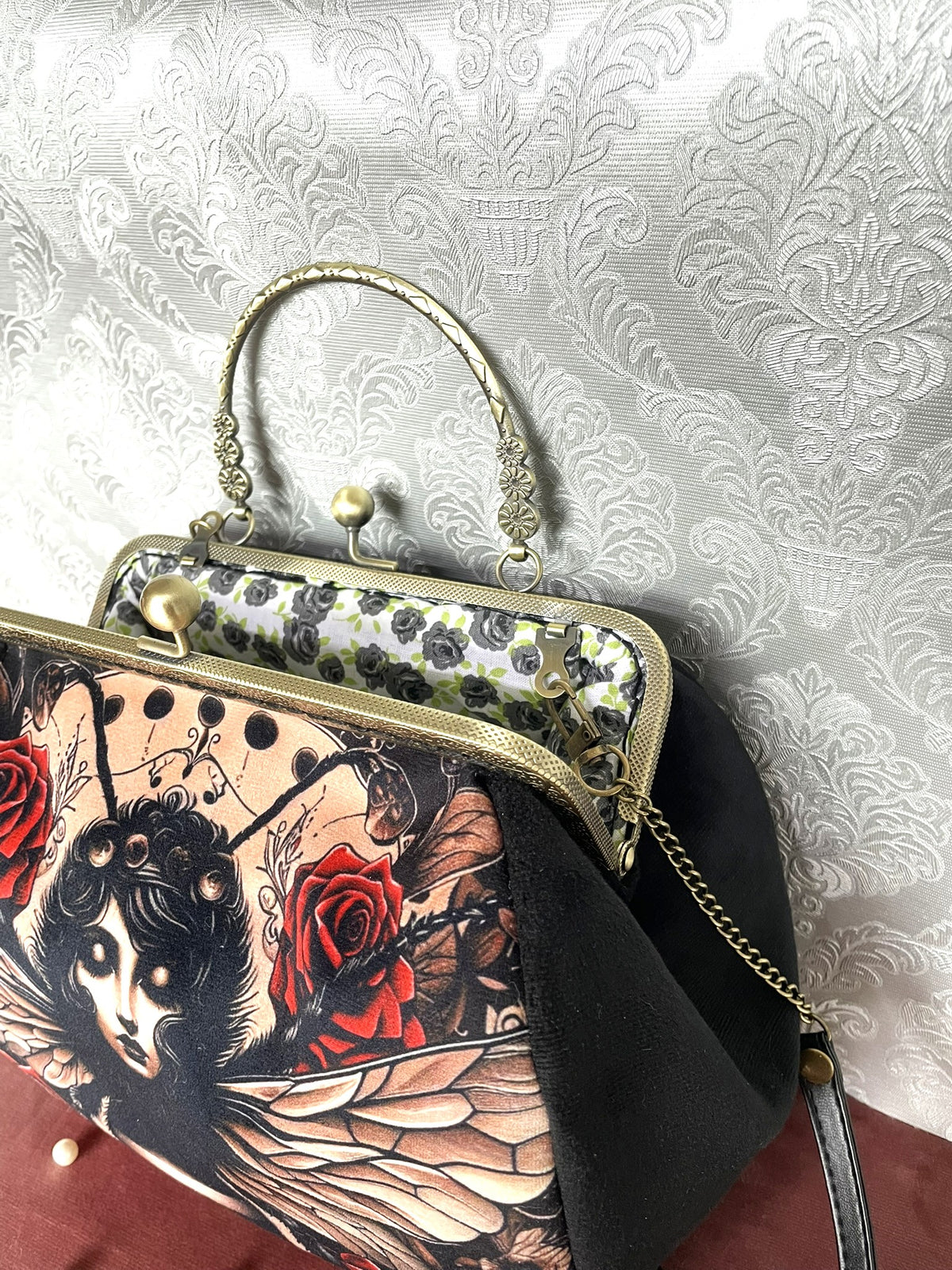 Vue de trois-quarts du sac rétro en velours noir motif femme abeille et roses rouges Le Comptoir de Suzanne