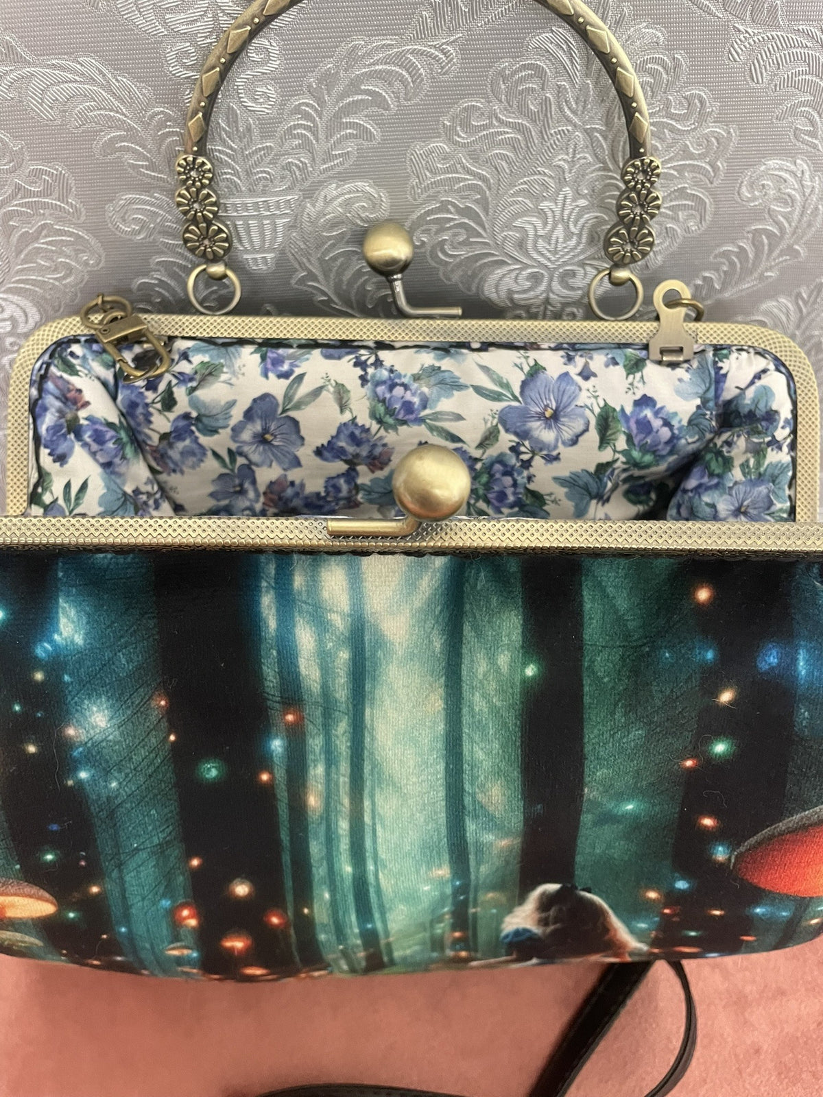 Gros plan sur le fermoir bronze antique et la doublure florale d'un sac victorien en velours