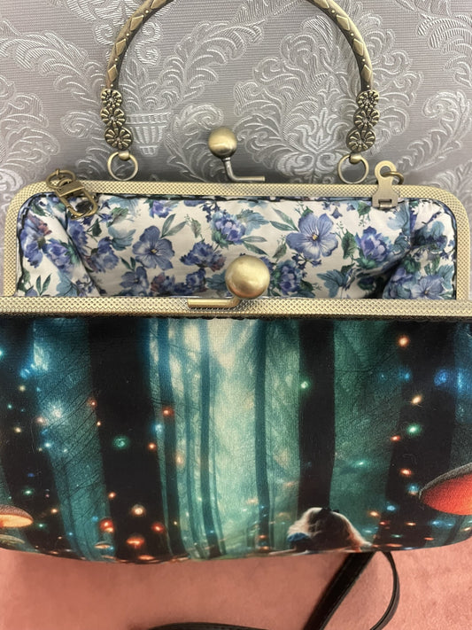 Gros plan sur le fermoir bronze antique et la doublure florale d'un sac victorien en velours