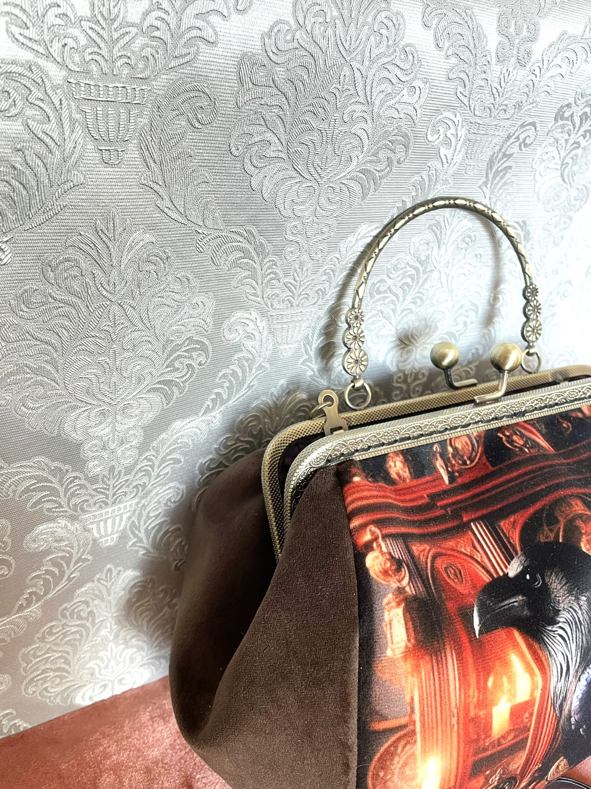 Sac Rétro à Fermoir Le Corbeau Mystique – Velours Marron Fait Main