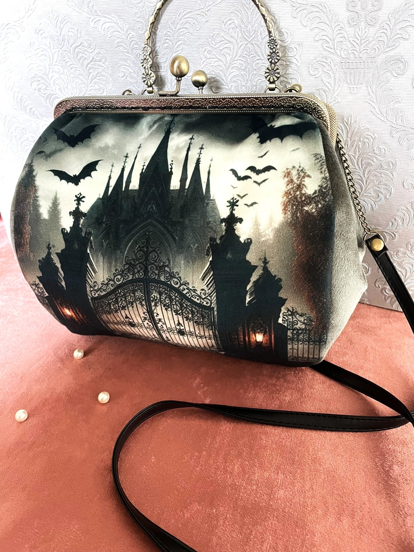 Sac rétro avec fermoir clic-clac en bronze ciselé et bandoulière noire Le Comptoir de Suzanne.