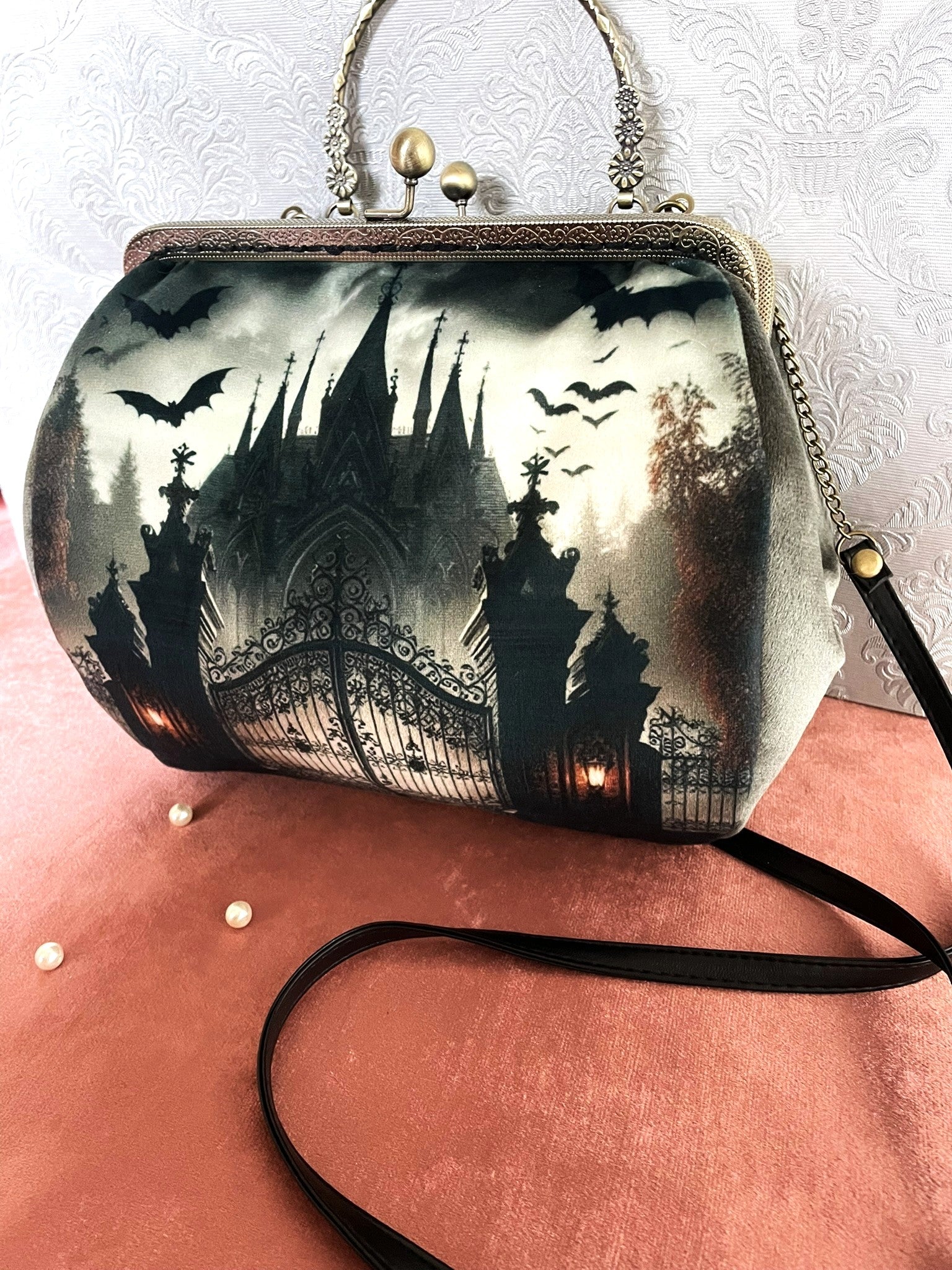 Sac rétro avec fermoir clic-clac en bronze ciselé et bandoulière noire Le Comptoir de Suzanne.