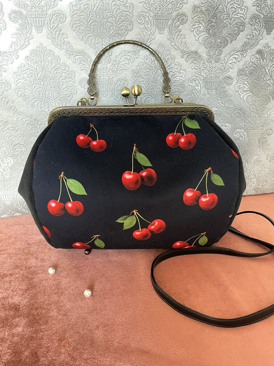 Sac retro a fermoir bronze en velours noir imprimé cerises pin-up avec bandouliere