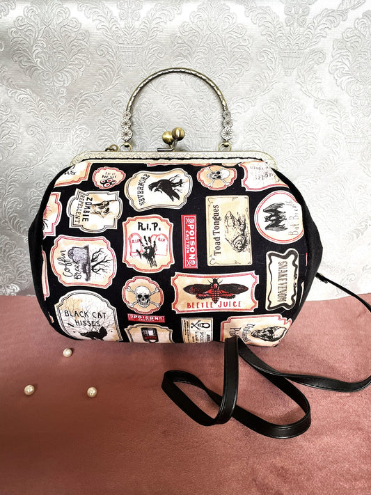 Détail de profil d'un sac à main rétro en velours noir avec imprimé étiquettes de potions magiques et fioles de poisons vintage