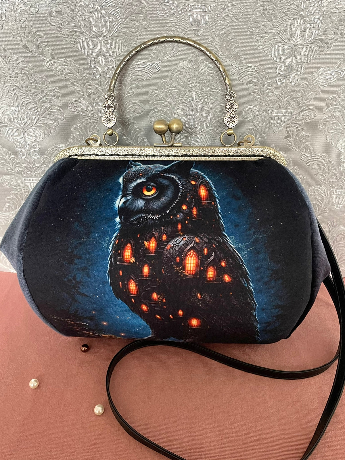 Sac rétro en velours noir motif hibou cité enchantée avec poignée et lanière bronze Le Comptoir de Suzanne