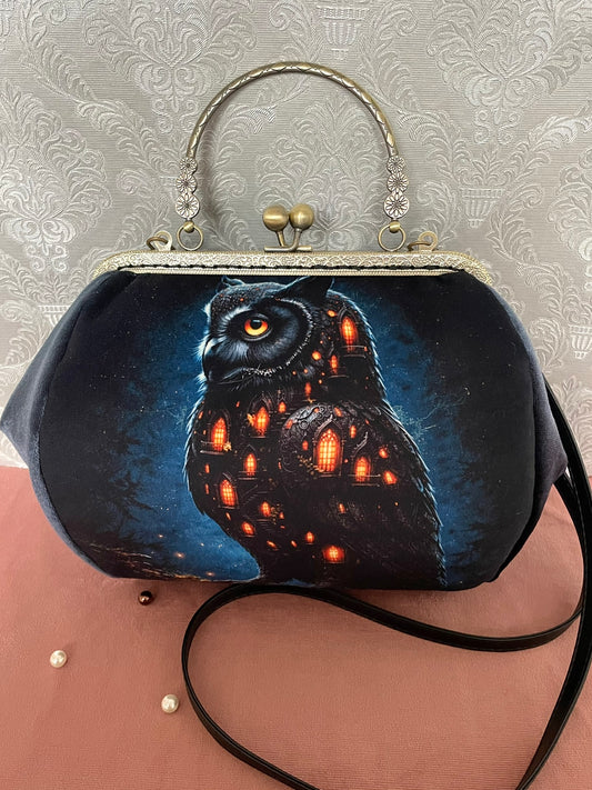 Sac rétro en velours noir motif hibou cité enchantée avec poignée et lanière bronze Le Comptoir de Suzanne