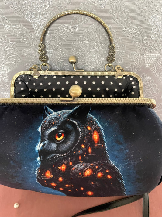 Vue du fermoir ouvert couleur bronze et illustration hibou aux fenêtres illuminées sac Le Comptoir de Suzanne