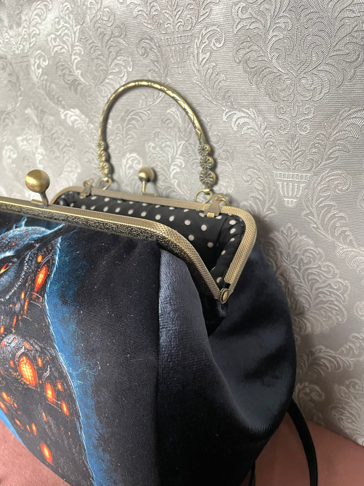 Vue rapprochée du fermoir bronze et de la doublure coton noir à pois blancs sac hibou Le Comptoir de Suzanne