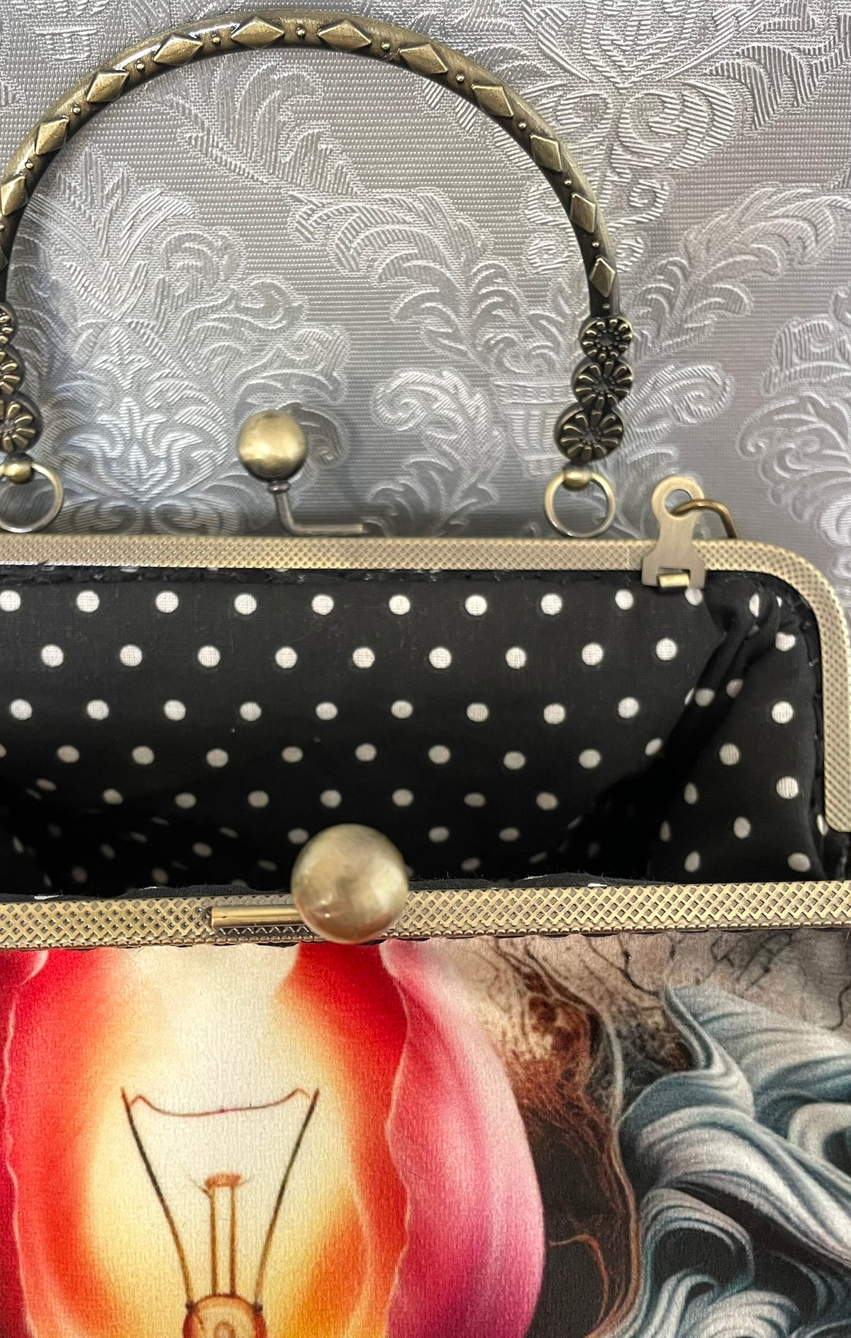 Gros plan fermoir effet bronze et doublure coton a pois noirs et blancs d'un sac retro Le Comptoir de Suzanne