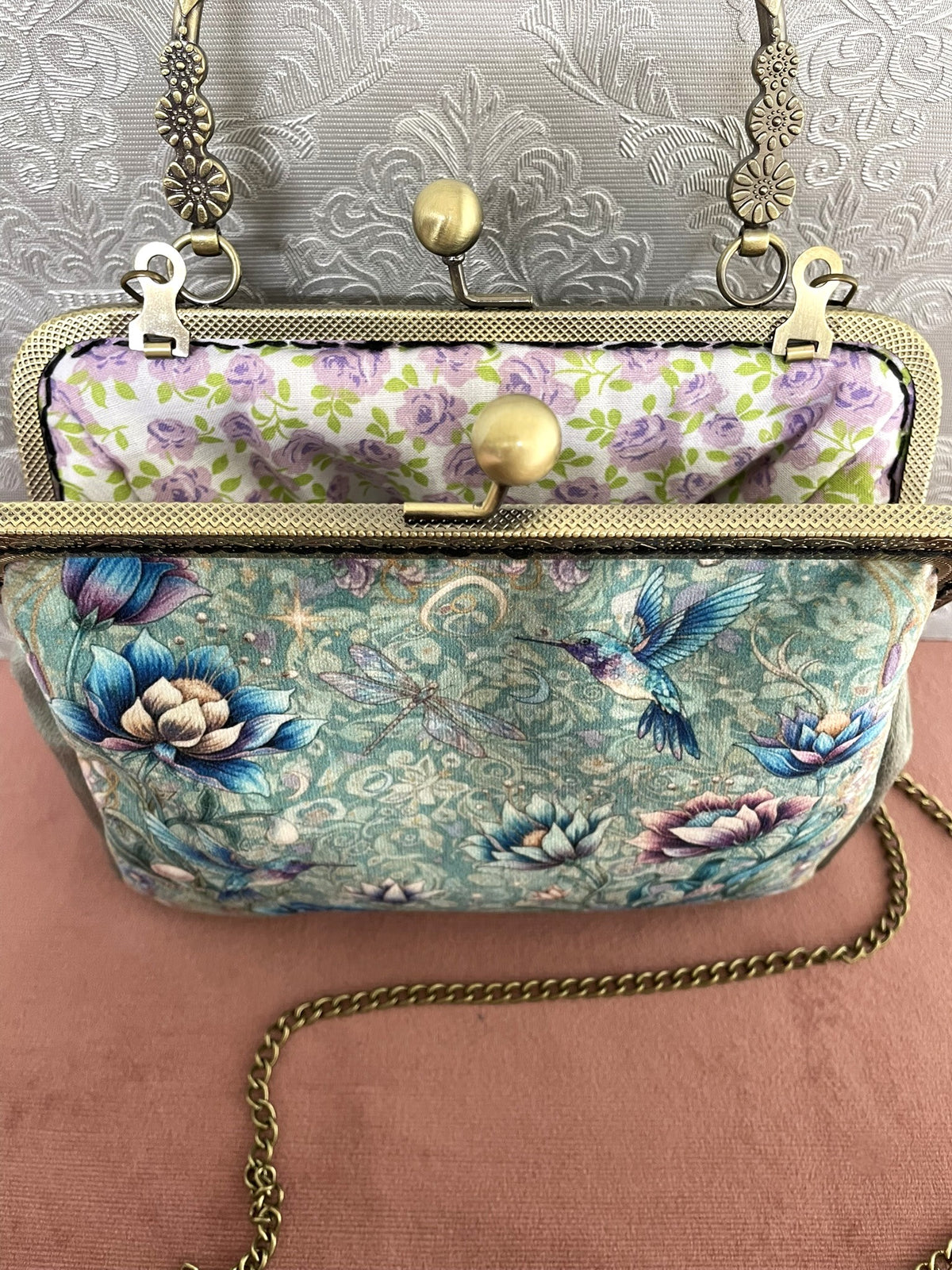 Gros plan fermoir effet bronze et doublure coton a petites roses violettes du sac retro colibri