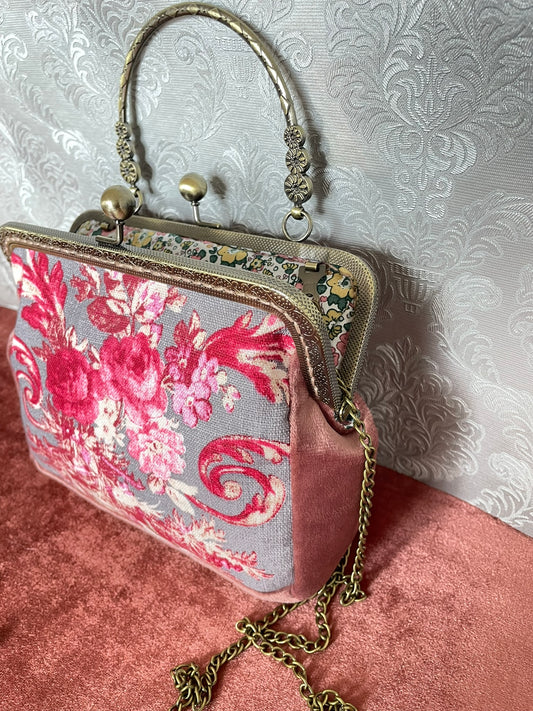 Intérieur du sac baroque ouvert, révélant une doublure en tissu liberty fleuri et un fermoir métallique bronze ciselé.