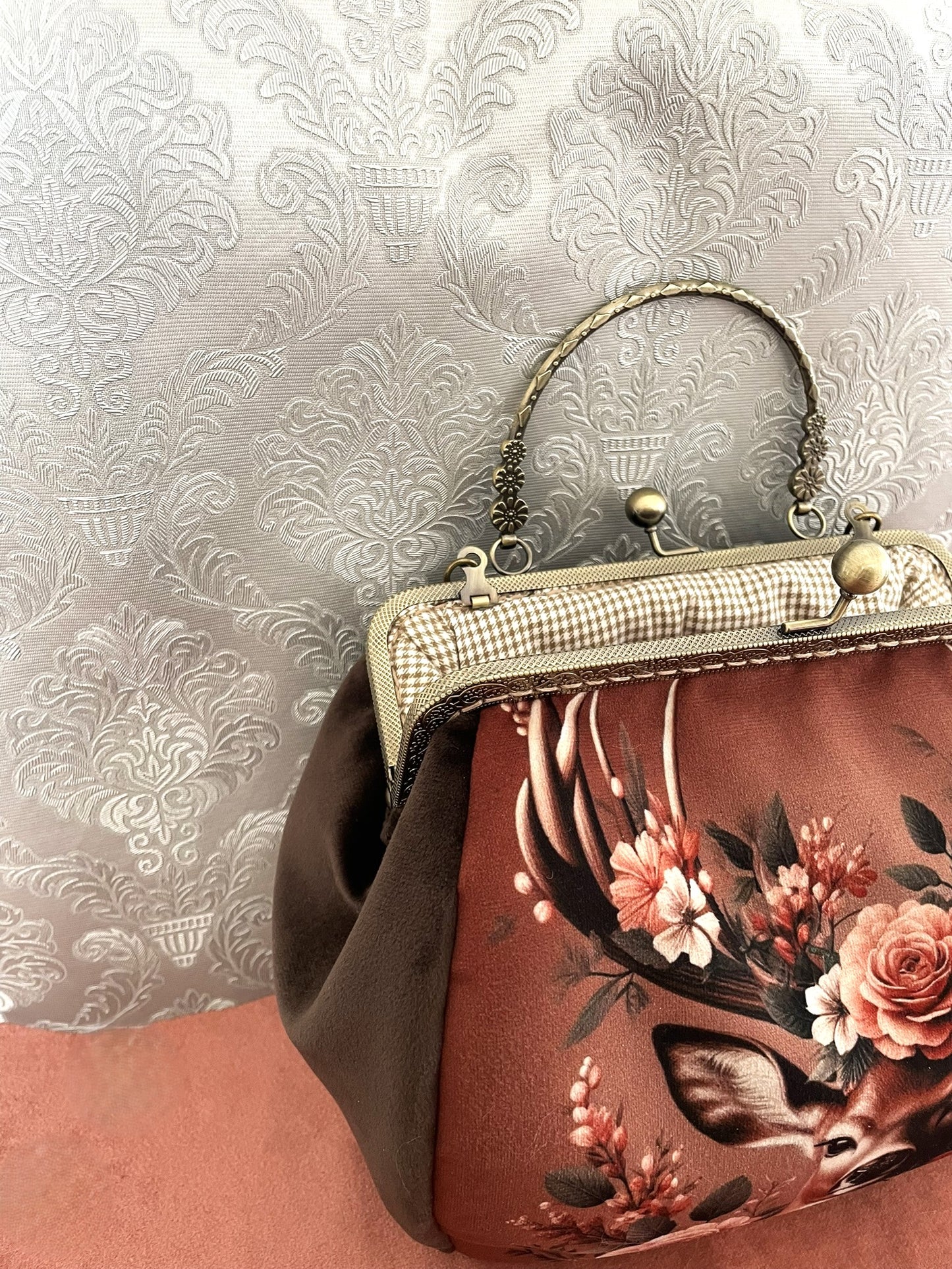 Intérieur du sac vintage avec doublure à carreaux vichy et fermoir kiss-lock doré antique.