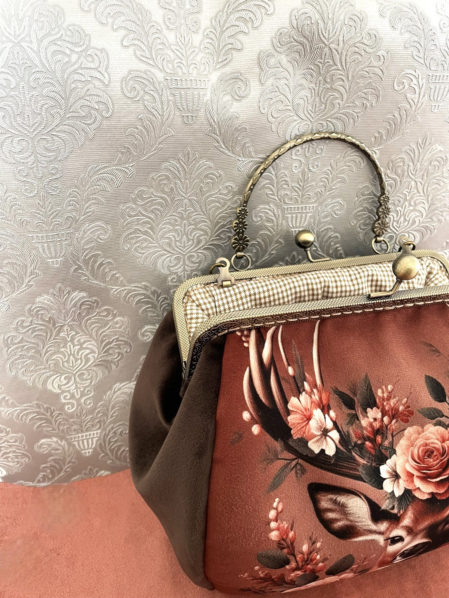 Intérieur du sac vintage avec doublure à carreaux vichy et fermoir kiss-lock doré antique.