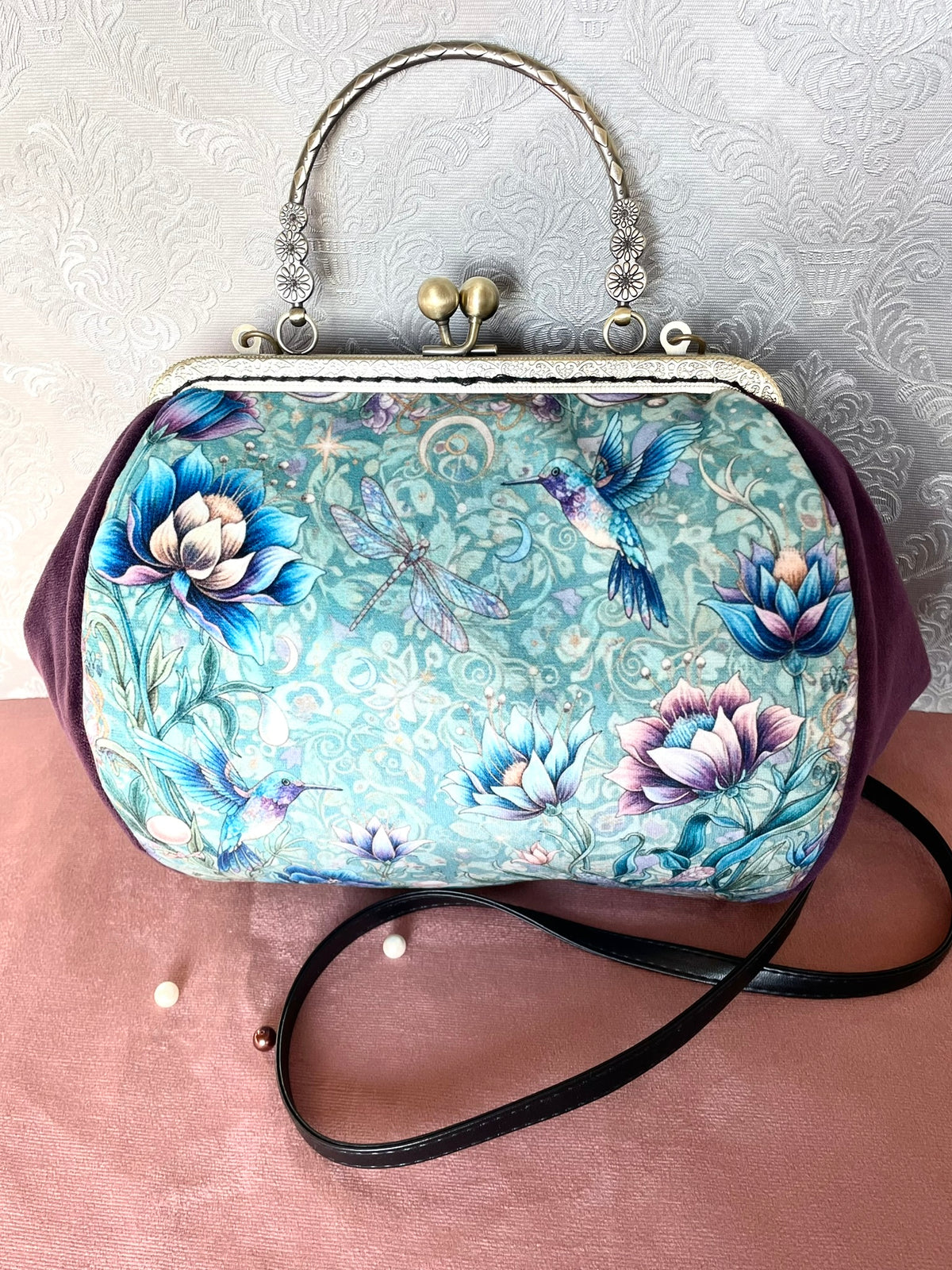 Vue de face sac rétro motif colibri, fleurs et bandoulière Le Comptoir de Suzanne