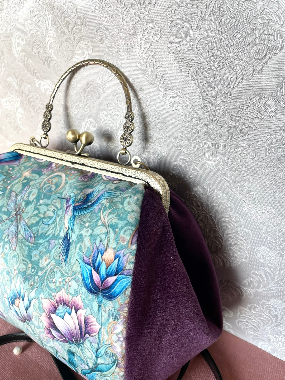 Vue de profil sac rétro jardin enchanté et poignée couleur bronze Le Comptoir de Suzanne