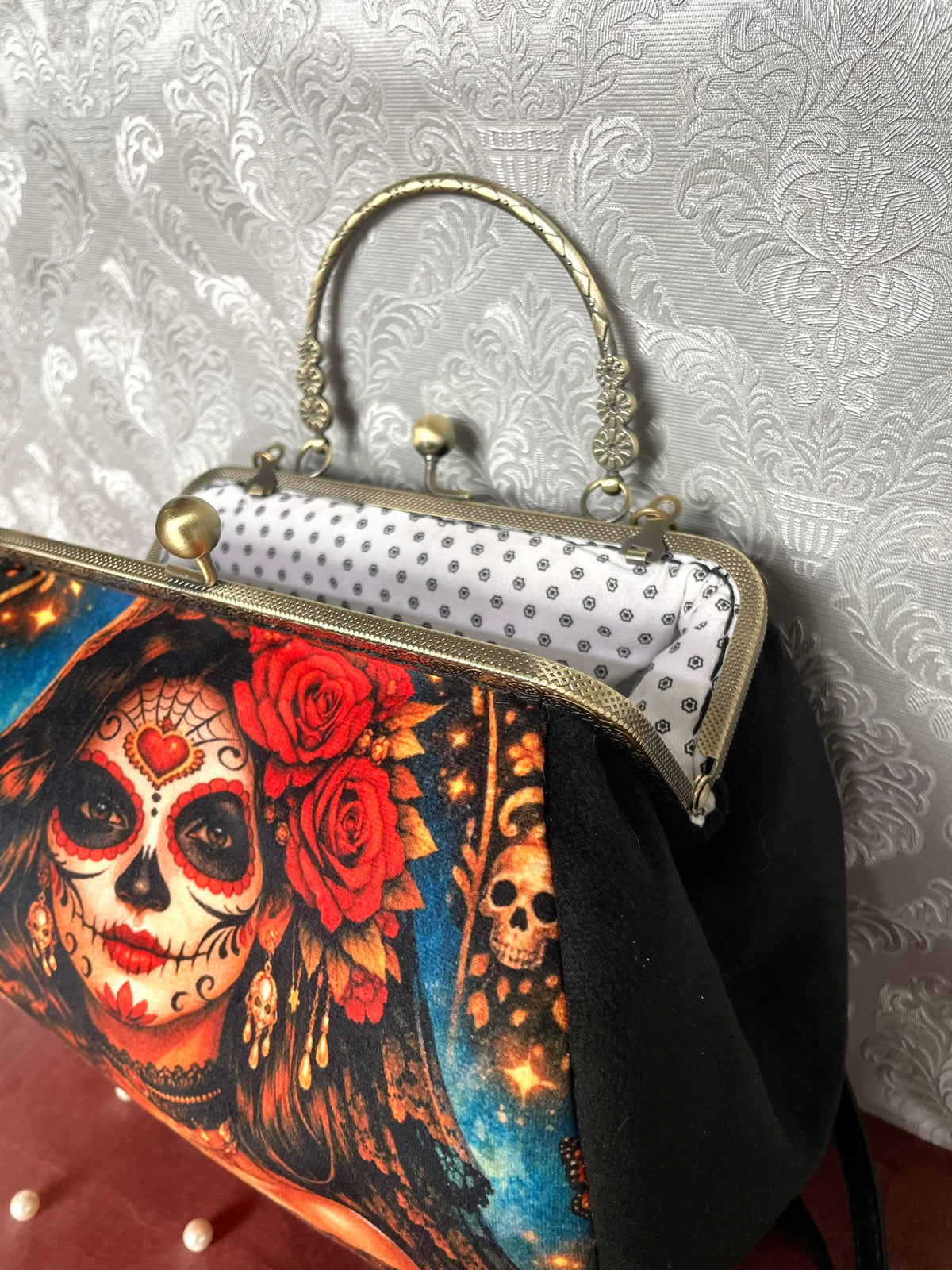 Vue du fermoir bronze et de l'illustration portrait La Catrina avec roses rouges sac Le Comptoir de Suzanne