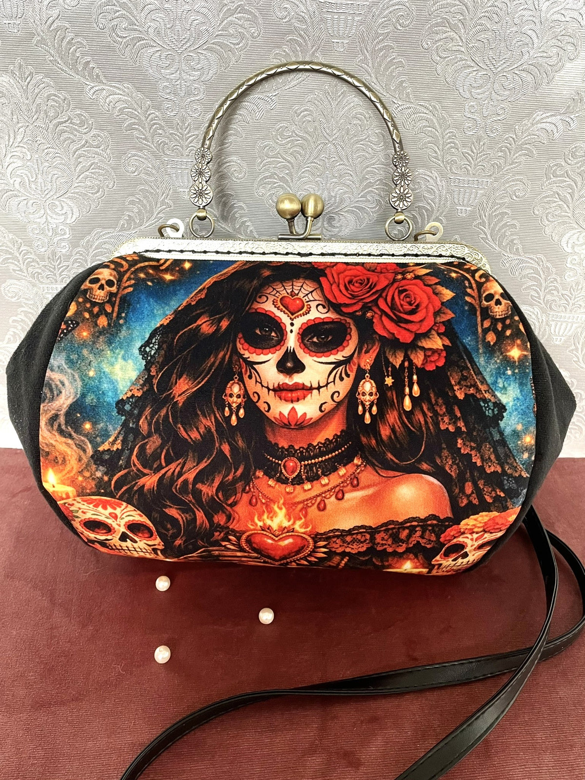 Sac rétro en velours noir motif La Catrina Santa Muerte avec poignée et lanière bronze Le Comptoir de Suzanne