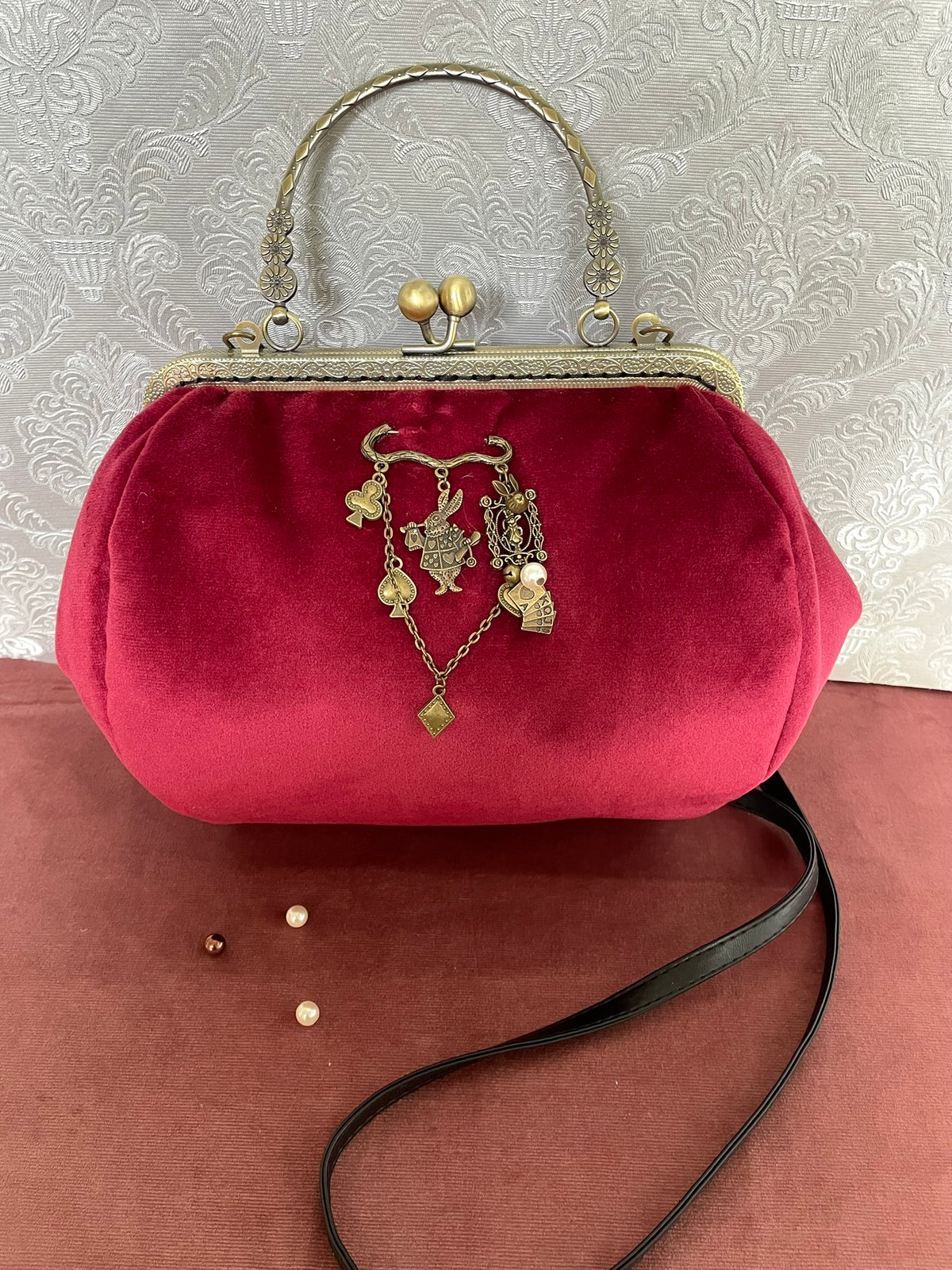 Sac rétro en velours rouge bordeaux orné du Lapin d'Alice, avec poignée et lanière noire Le Comptoir de Suzanne