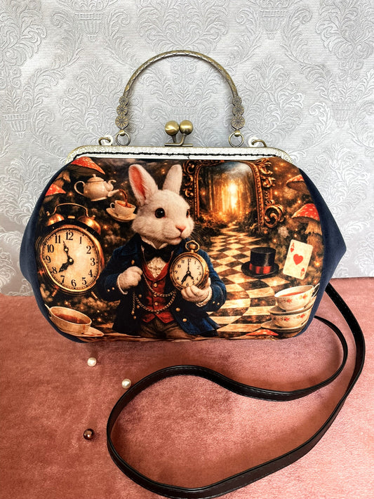 Sac retro a fermoir bronze en velours bleu nuit illustration lapin blanc alice avec bandouliere