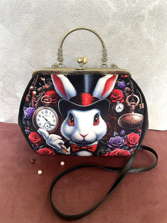 Sac rétro en velours noir motif Lapin Blanc d'Alice avec haut-de-forme poignée et lanière noire Le Comptoir de Suzanne