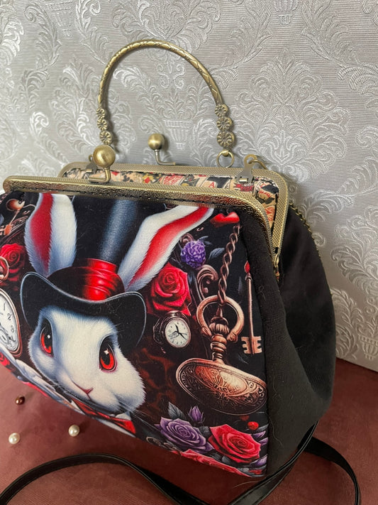 Vue de trois-quarts du sac rétro en velours noir motif Lapin d'Alice avec fermoir bronze Le Comptoir de Suzanne