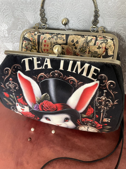 Vue ouverte du sac révélant la doublure coton motif cartes à jouer vintage.