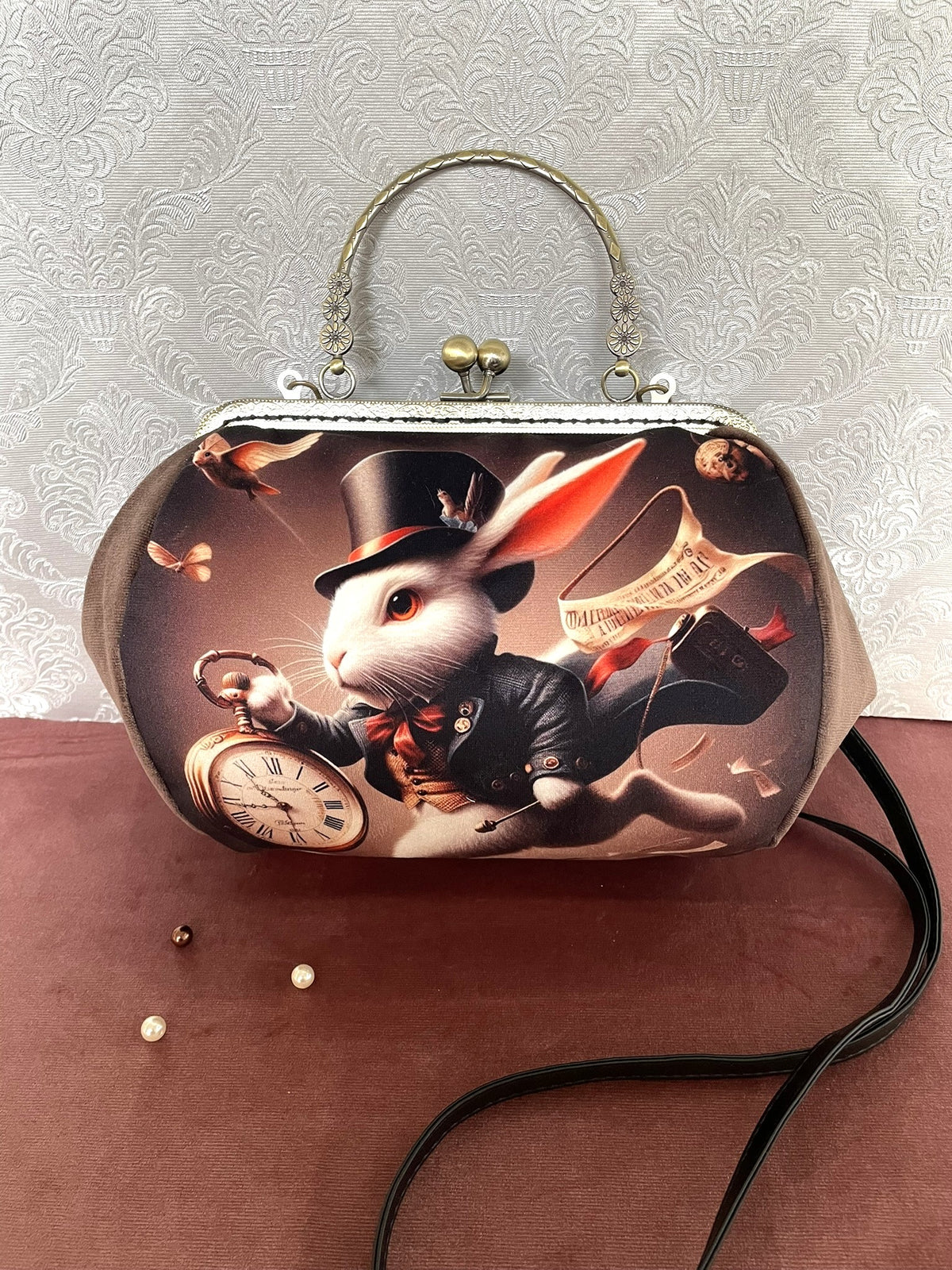 Sac rétro en velours chocolat motif Lapin Blanc d'Alice montre à gousset avec poignée et lanière noire Le Comptoir de Suzanne