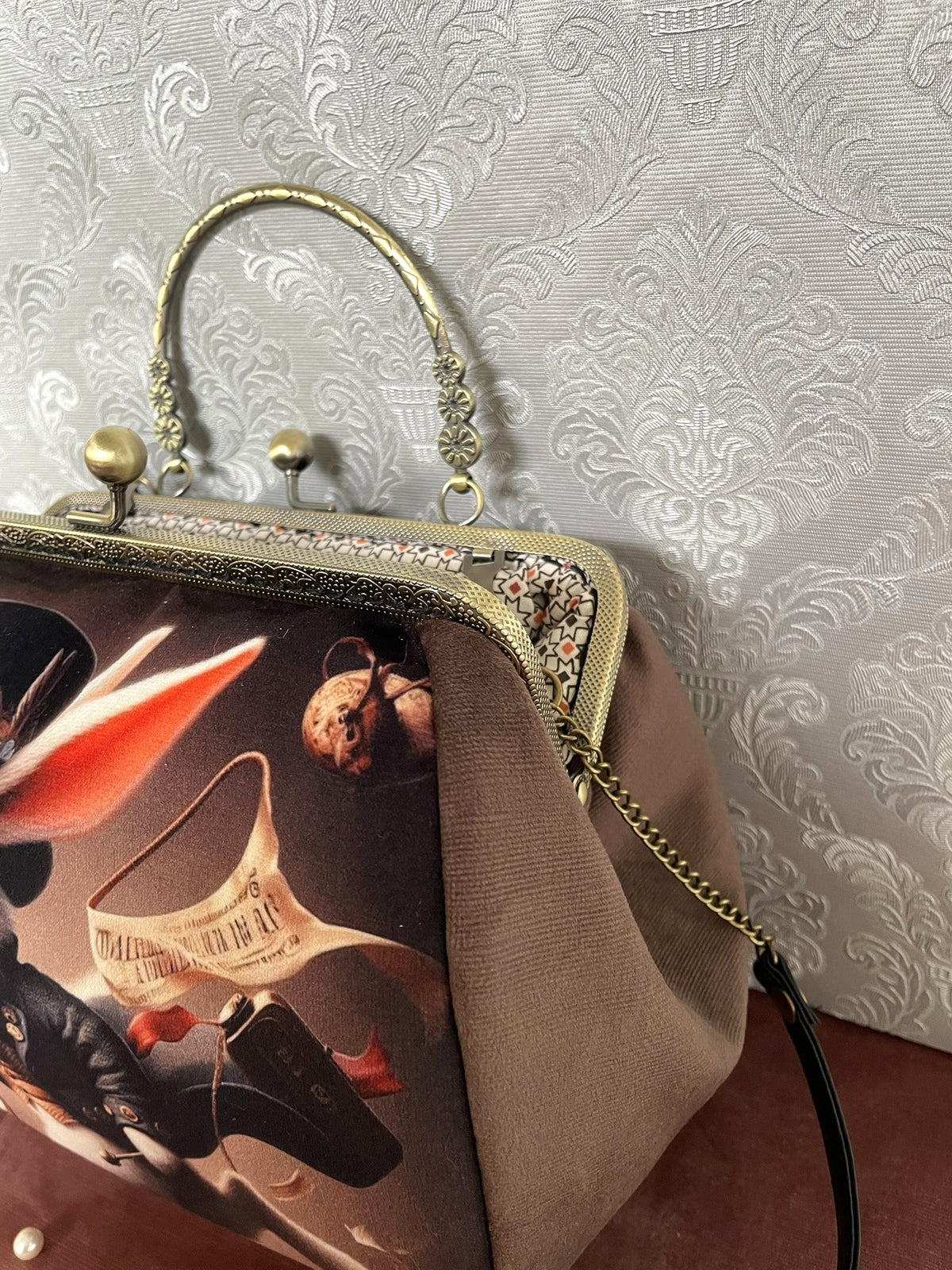 Vue de trois-quarts sac rétro en velours chocolat motif Lapin d'Alice avec chaînette bronze Le Comptoir de Suzanne