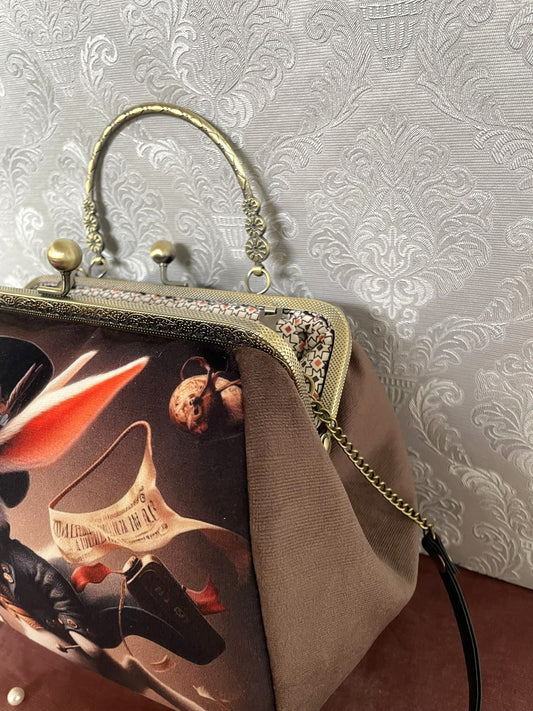 Vue de trois-quarts sac rétro en velours chocolat motif Lapin d'Alice avec chaînette bronze Le Comptoir de Suzanne