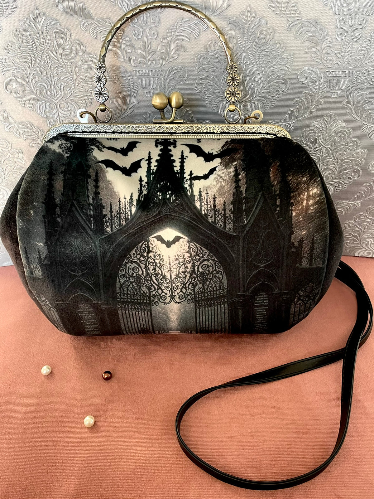 Vue de face sac rétro motif manoir gothique, chauves-souris et poignée couleur bronze Le Comptoir de Suzanne