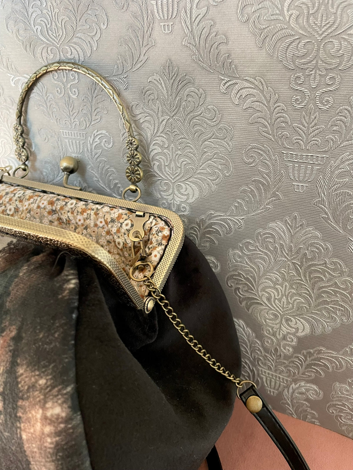 Vue de profil sac rétro manoir chauves-souris et chaîne de bandoulière Le Comptoir de Suzanne